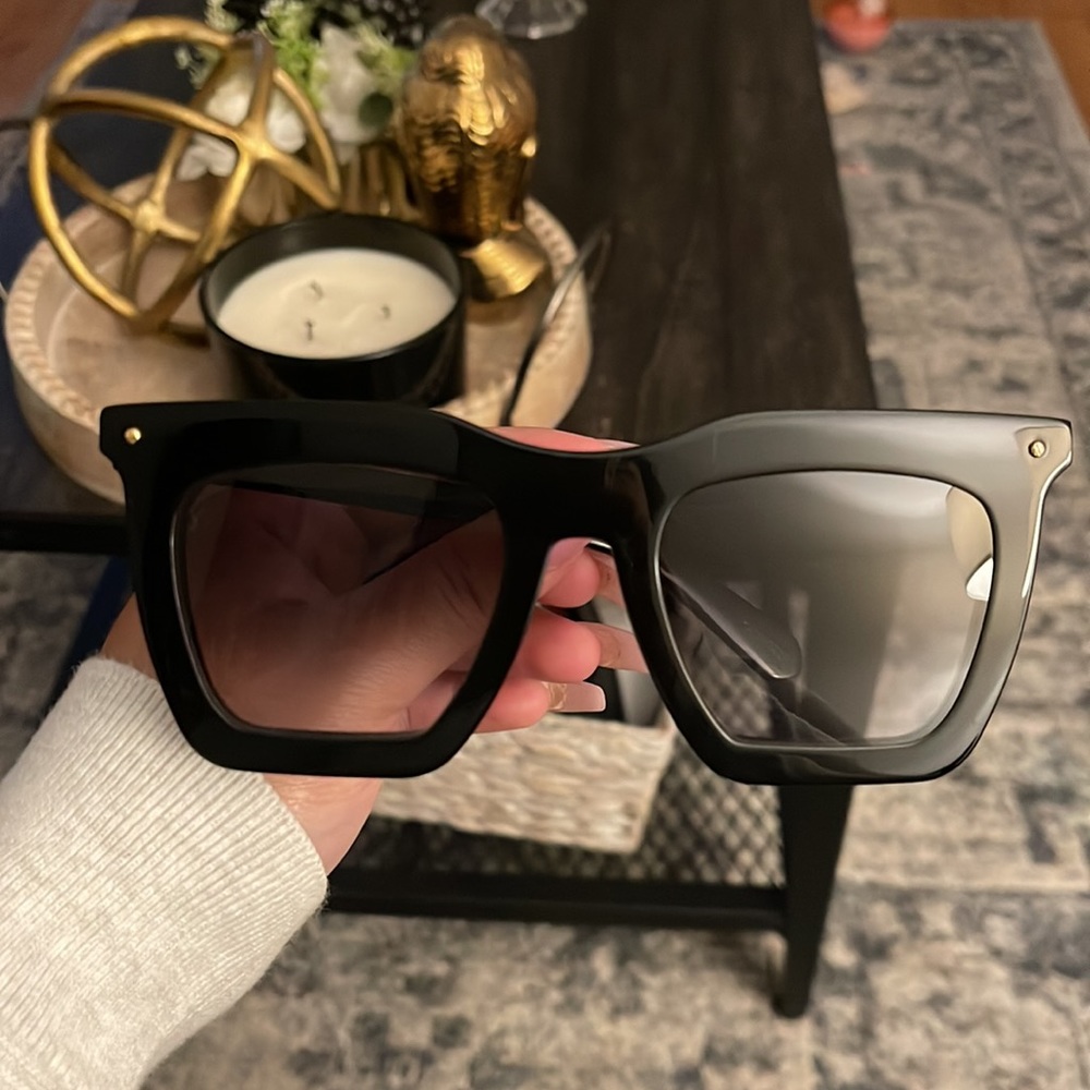 Louis Vuitton oversized sunglasses Comes with dust bag and box